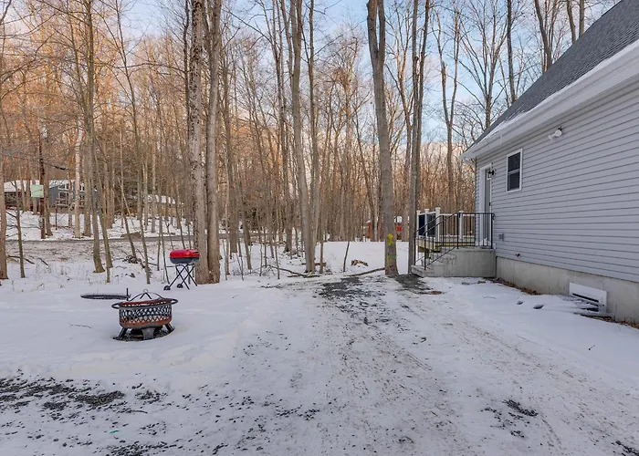 Hike & Ski: Pocono Lake Home W/ Community Perks!