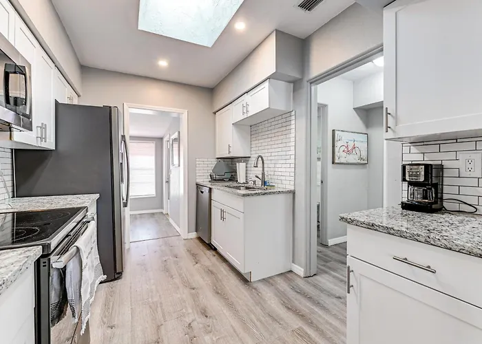 3 Mi To Venice Beach: Pet-Friendly Home W/ Yard