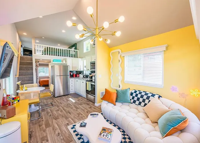 Rainforest Tiny Home Retreat Retro