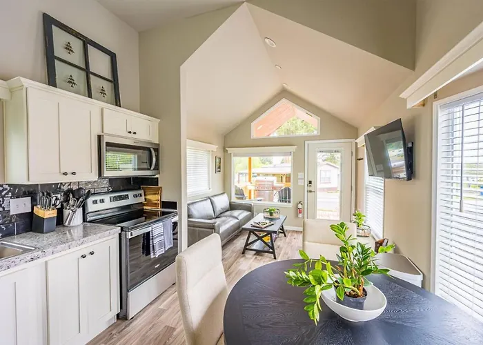 Rainforest Tiny Home Retreat Farm House