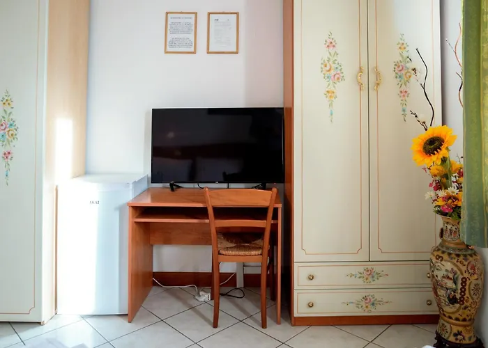 Albergo Nuova Aurora - Free Parking & Breakfast