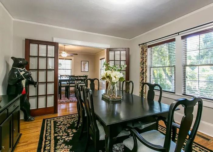 Roomy 5Br Bungalow With Backyard, Walk To Downtown