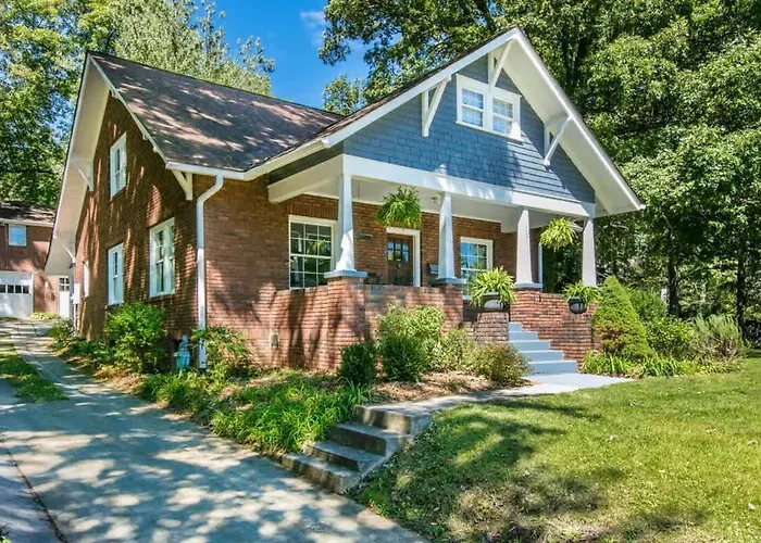 Roomy 5Br Bungalow With Backyard, Walk To Downtown