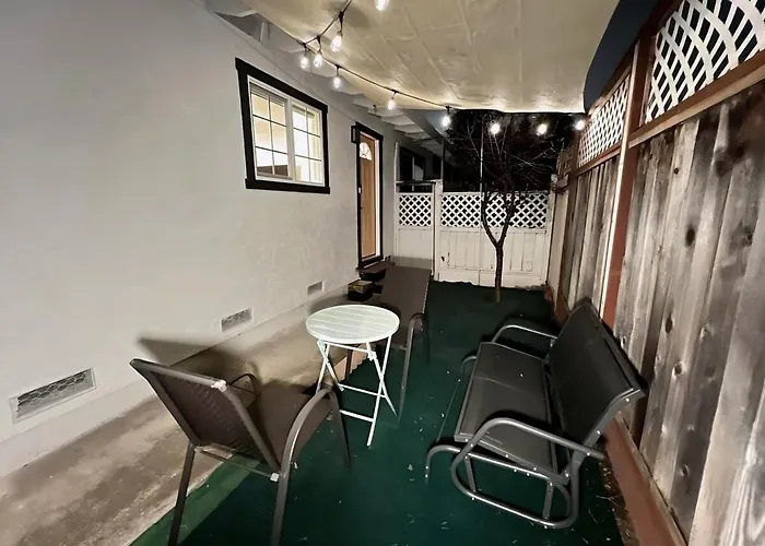 Molivu Homes Studio - Petfriendly - King Bed - W-D