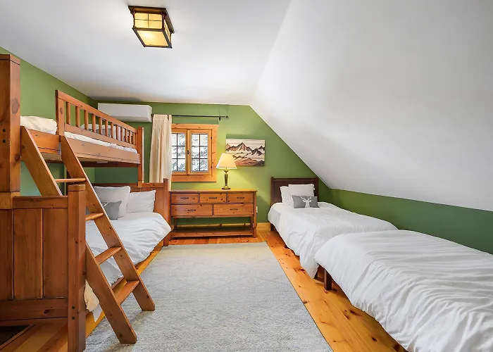 Beautiful Log Cabin! Hot-Tub, Bonfire & Private Yet 4 Mins To Downtown!