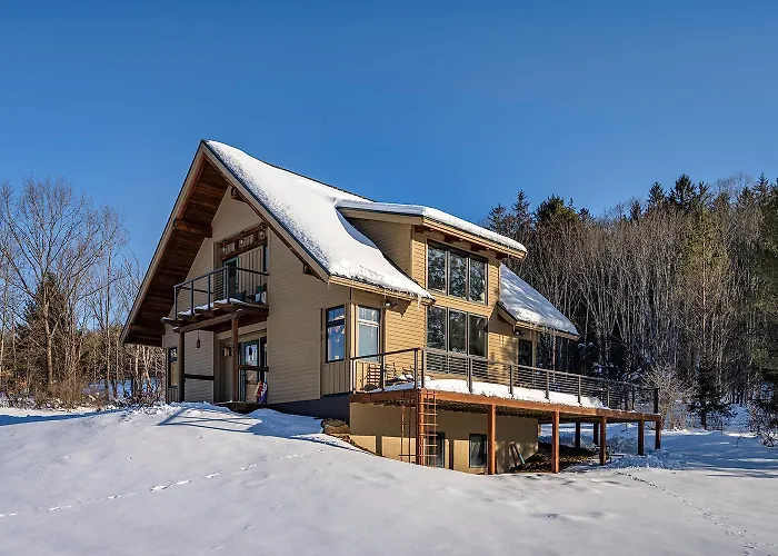 Walk To Village! Stunning Timber Chalet! Hot-Tub, Bonfire & More!