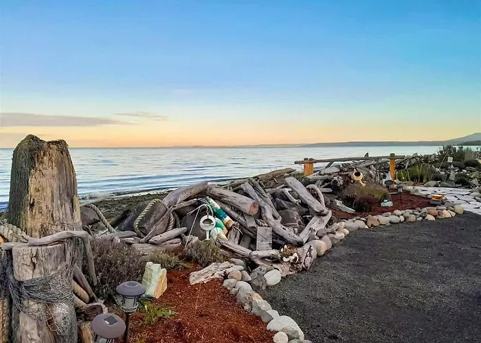 Sq Strait By The Sea