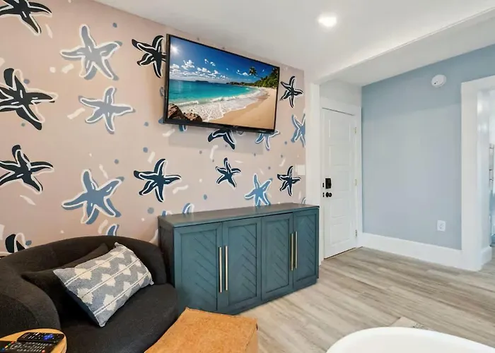 Newly Renovated Private Balcony Steps To Beach