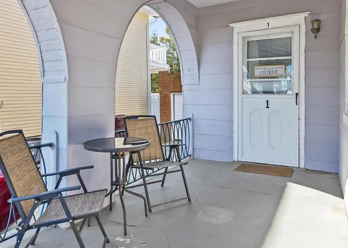 Cozy 1 Bedroom Apt - 3 Blocks To Beach - Sleeps 6