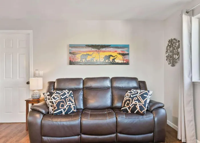 Spacious Retreat With Hot Tub Patio & King Bed