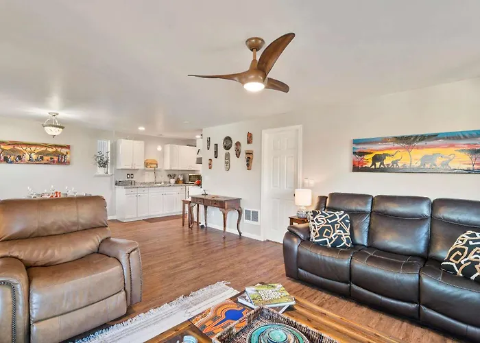 Spacious Retreat With Hot Tub Patio & King Bed