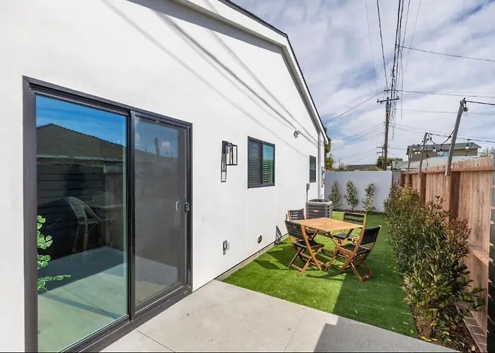 Coastal Modern 3 Bed 2 Bath, Pet Friendly