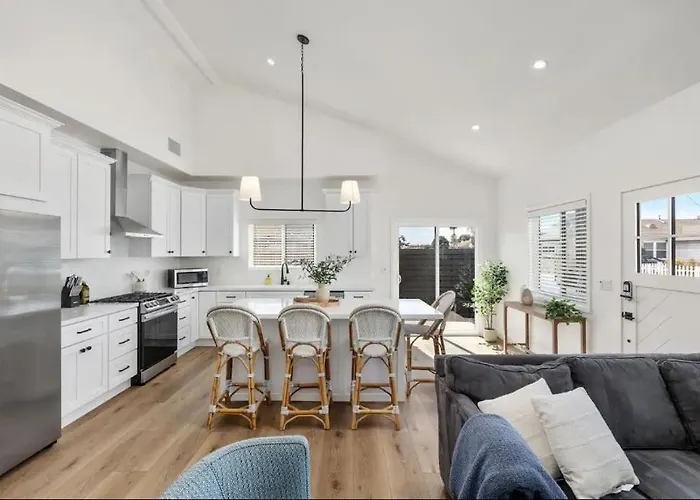 Coastal Modern 3 Bed 2 Bath, Pet Friendly
