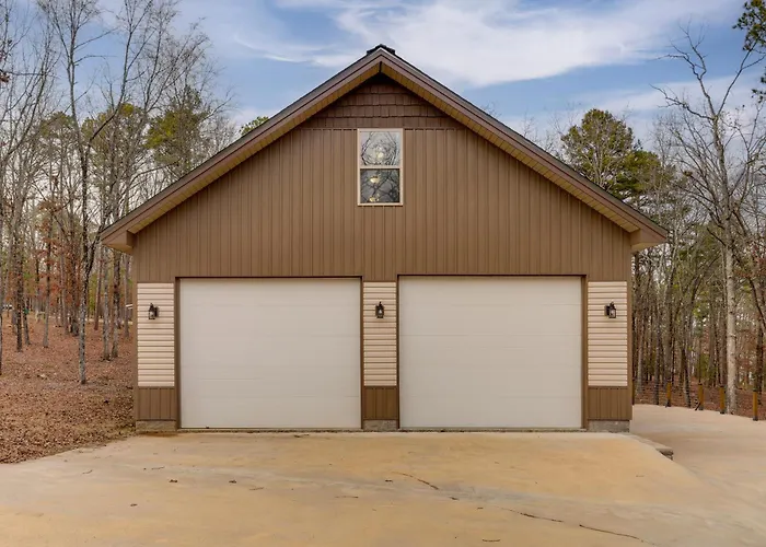 Greers Ferry Lake Access & Deck: Group Getaway!