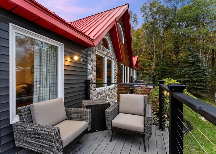 Luxury Log Chalet With Hot Tub, Games Room & Hill Views!