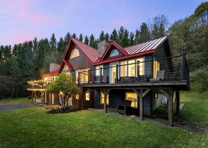 Luxury Log Chalet With Hot Tub, Games Room & Hill Views!