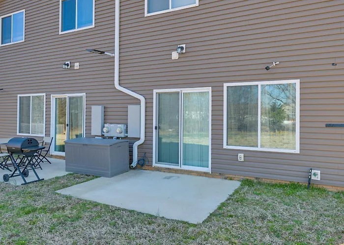 Stay & Play: Spacious Concord Townhome Near Uptown