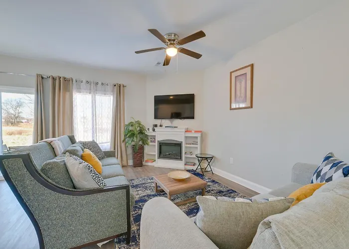 5 Mi To Charlotte Motor Speedway: Cozy Townhome