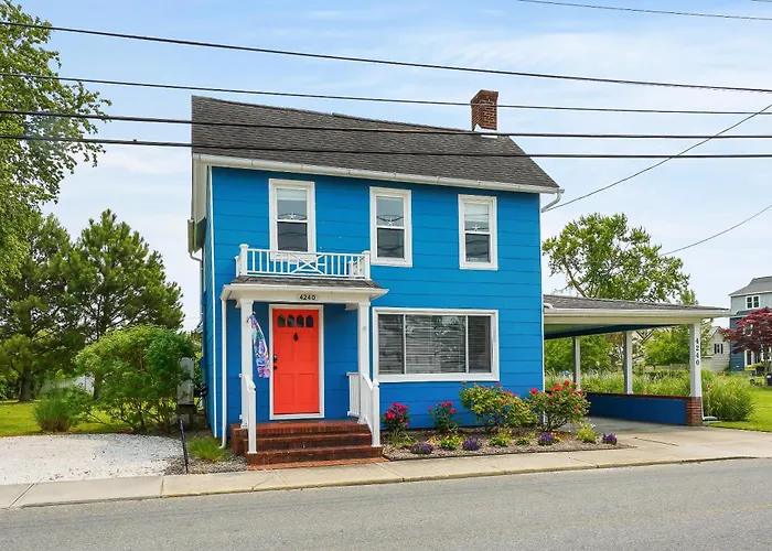 A 'Teague Of Our Own | Walk To Downtown, Dog Friendly Home W/ Fireplace & Enclosed Porch