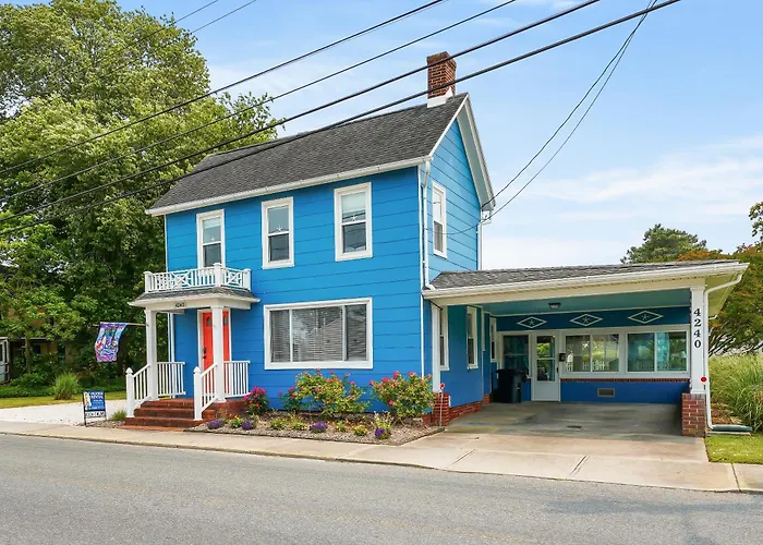 A 'Teague Of Our Own | Walk To Downtown, Dog Friendly Home W/ Fireplace & Enclosed Porch