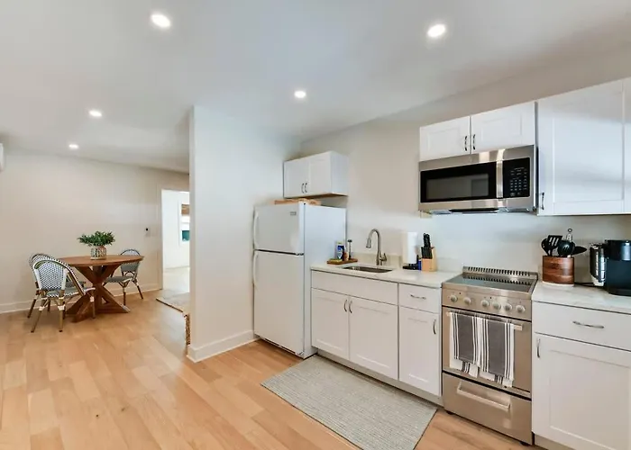 Updated Cottage On Pine Ave