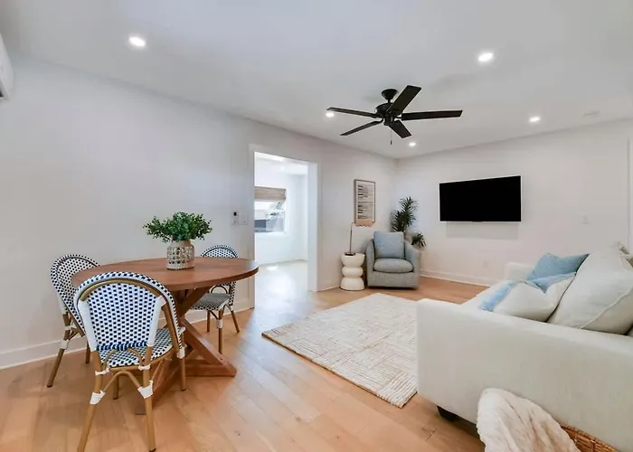 Updated Cottage On Pine Ave