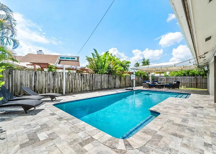 Bright And Comfy 5 Star Location With A Heated Pool