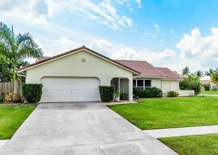 Bright And Comfy 5 Star Location With A Heated Pool