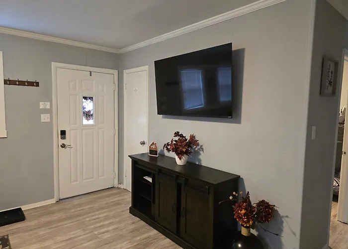 Cozy Haven In Hampton Roads Near Beaches, Military Bases & Historic Sites