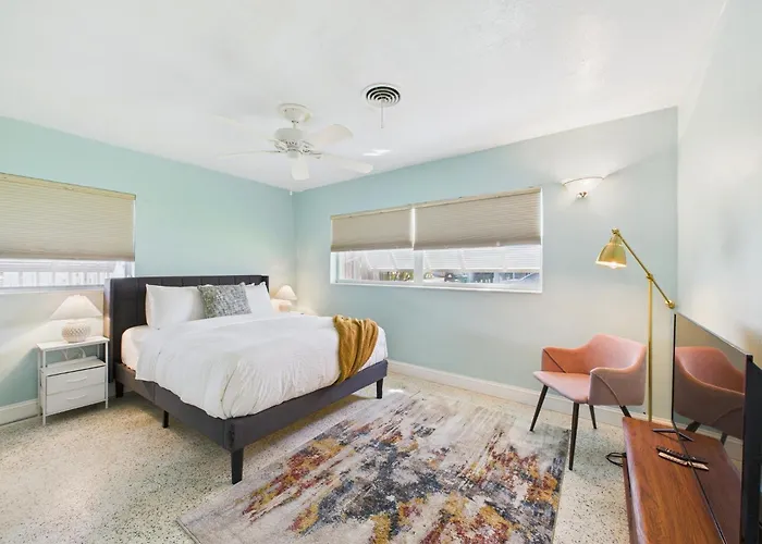 Pet-Friendly 3Br Coastal Retreat Walk To Beach