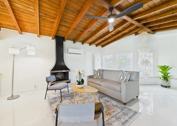 Pet-Friendly 3Br Coastal Retreat Walk To Beach