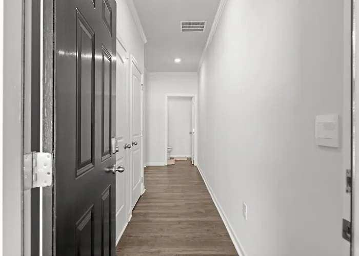 Elegant Townhouse Retreat Near Mall Of Georgia