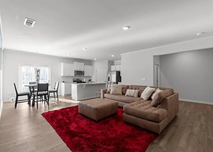 Elegant Townhouse Retreat Near Mall Of Georgia