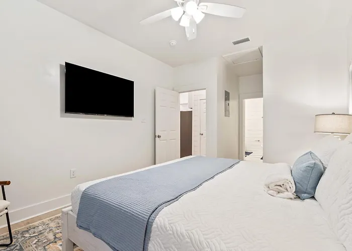 Brand New Luxury Rental On Oleander Unit B