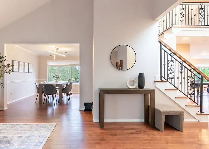 Spacious & Serene 6-Br Family Retreat In Kirkland