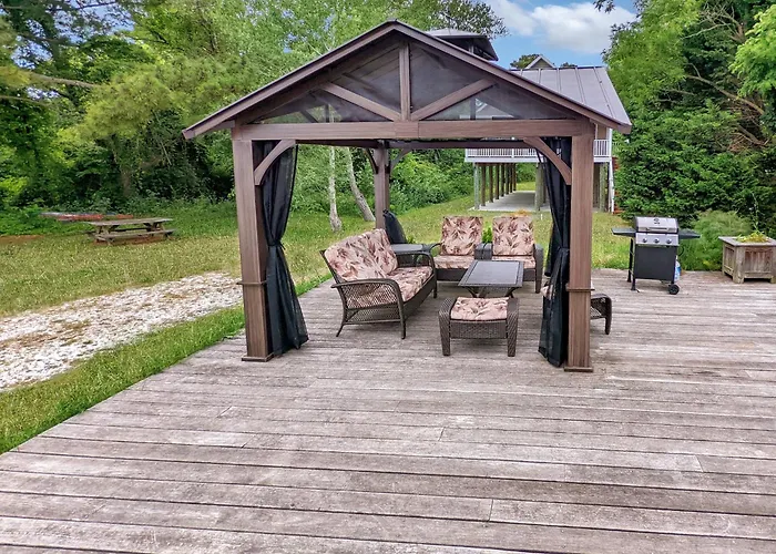 Shell Cottage - Pet Friendly, Hot Tub, Fenced Yard!