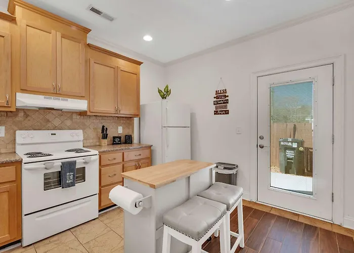 Cozy 2B Townhouse - King Bed