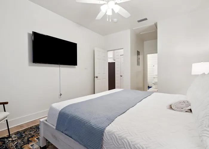 Brand New Luxury Rental On Oleander Unit C
