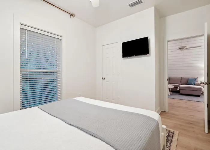 Brand New Luxury Rental On Oleander Unit C