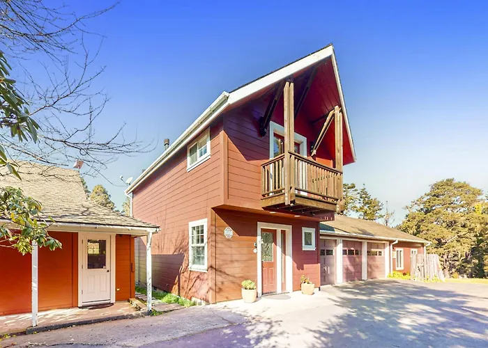 Prime Mendocino Retreat With Hot Tub & 2 Kitchens