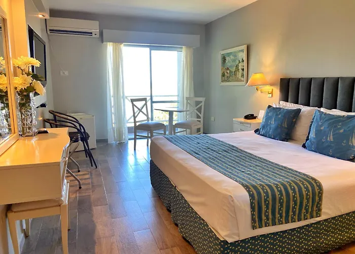 Marina Del Faro Resort