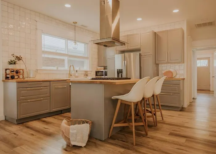 Coastal Elegance Close To Beach & Downtown