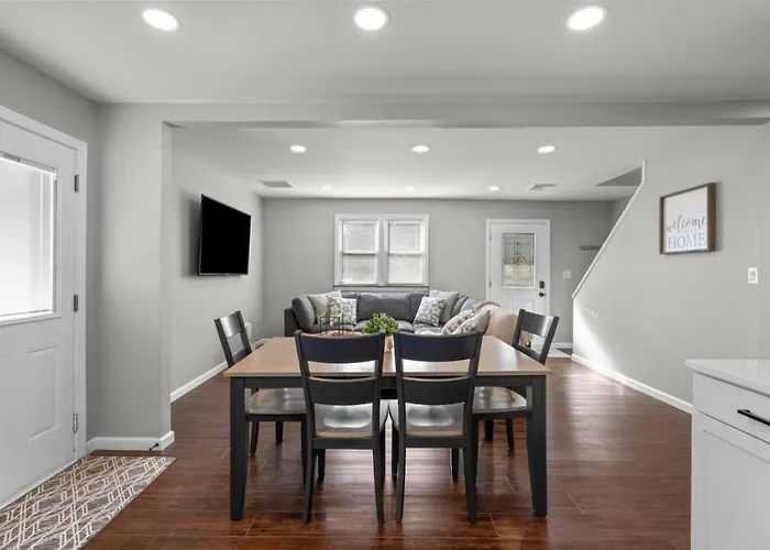 22- 4 Bedroom 2 Ba House - Central Ct