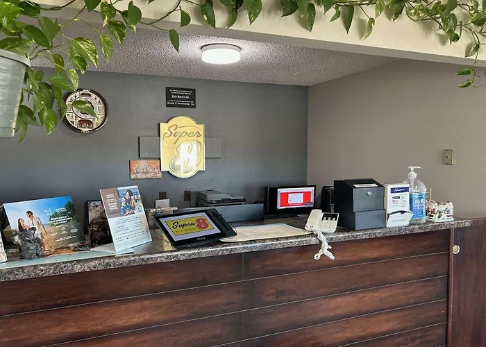 Super 8 By Wyndham Perry Ia