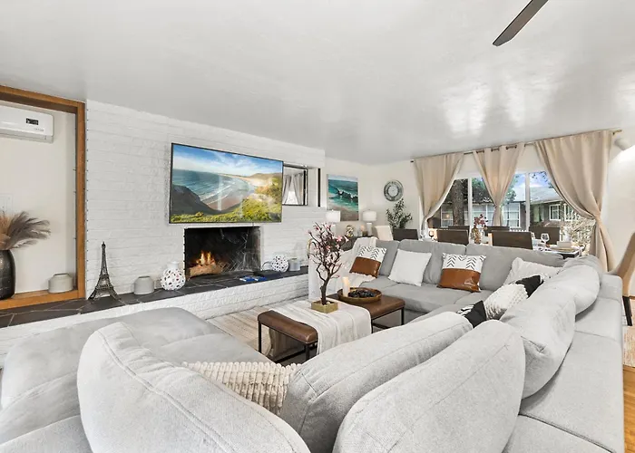 Entire Private Home With Spacious, Lux King Bed, Ranch Style, Prime Area, 4 Bedrooms 2 Bathrooms, Available Now