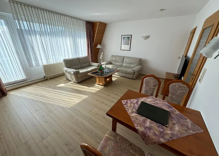 HAUS USEDOM Ferienwohnanlage mit Frühstücks-Restaurant gegenüber im Seeschlösschen