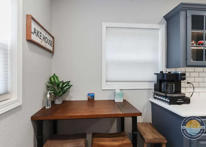 New Pet Friendly Walking Distance To Lake Front
