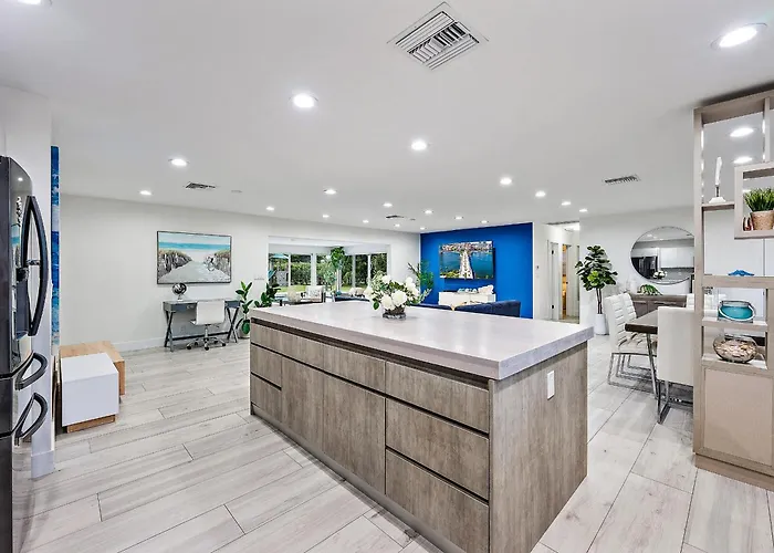 Fully Remodeled, Huge Backyard, Pet-Friendly, Pool
