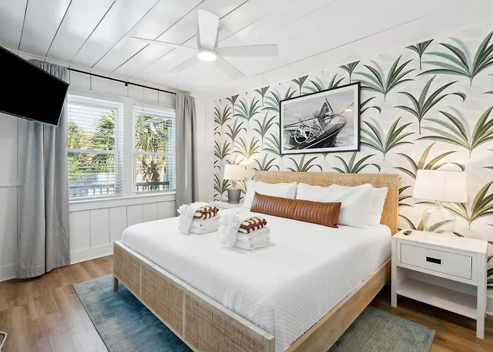 Folliday Inn - The Ariston - Room 34