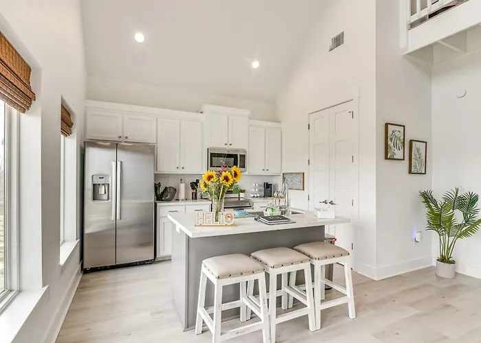 Family Home, Walk To Crystal Beach & Conveniences